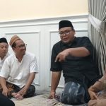 Wakil Bupati Rembang, M. Hanies Cholil Barro’ berbincang dengan sejumlah warga, Minggu malam (14/04).