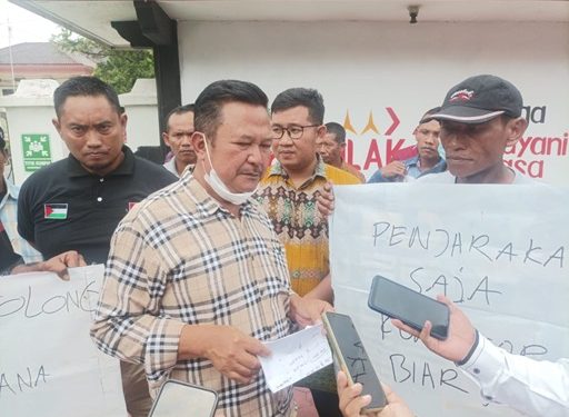 Puluhan Warga Desa Jinanten Geruduk Kejari, Ada Apa?
