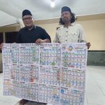 Pencipta kalender bahari nusantara, Muhammad Ali Sodikin (baju putih) bersama Wakil Bupati Rembang, M. Hanies Cholil Barro’.