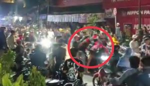 Kondisi TKP saat seorang pemuda dipukuli, Minggu dini hari. (tangkapan layar video amatir warga).