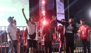 Bupati Rembang, Abdul Hafidz memberikan game menarik untuk penonton, di sela-sela nonton bareng di Alun-Alun, Kamis malam (02/05).