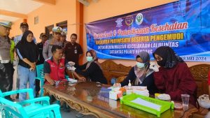 Satlantas Polres Rembang bersama tim gabungan menggelar pengecekan kesehatan sopir dan pemeriksaan bus pariwisata di garasi Kurnia Trans Jaya, Sabtu pagi (18/05).