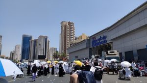 Suasana jalan di dekat kawasan Mina, jemaah ramai membeli minum di swalayan Bin Dawood, seusai lempar jumrah. (Foto atas) Suasana Tawaf Ifadah di pelataran Ka’bah, jemaah sudah boleh menggunakan pakaian biasa.