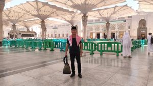 Lega akhirnya tiba di Masjid Nabawi. (Foto atas) Jemaah berdo’a di Raudhah dekat Makam Nabi Muhammad SAW.