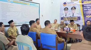 Para kepala desa mengantarkan Ketua Paguyuban Kades Kabupaten Rembang, Jidan Gunorejo mendaftar sebagai bakal calon Bupati di kantor Nasdem Jl Pemuda Rembang, Senin (06/05).