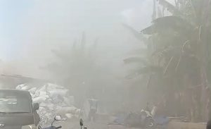 Kebakaran gudang rosok di Desa Sumberjo Rembang, Sabtu (18/05), tampak kepulan asap putih pekat. Petugas Damkar Pemkab Rembang berjibaku memadamkan api.