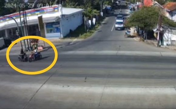 Nasib Dua Pengendara Motor, Buntut Ngeblong Lampu Merah
