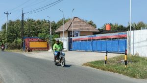 Pintu utama stasiun pengisian gas di Dusun Padas Desa Jatihadi Kecamatan Sumber tertutup.