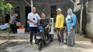 Cahyo Awwali Ardandi, remaja Dusun Gobog Desa Gunungsari Kecamatan Kaliori menerima bantuan dari pemerintah, Kamis (13/06).