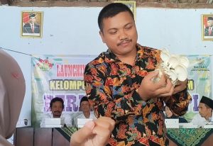 Aris Munandar melakukan pendampingan budidaya jamur kepada warga.