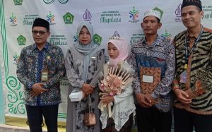 Shofia Kumairo diapit orang tua, Kepala Kemenag dan Kepala MIN I Rembang. (Foto atas) Shofia sedang menghafalkan kitab suci Alqur’an bersama siswa lain.
