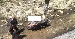 Sepeda motor korban di dasar sungai yang mengering. (Foto atas) Masyarakat mengevakuasi jenazah korban, Kamis (20/06).