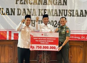 Bupati Rembang, diapit Ketua PMI dan Komandan Kodim Rembang, saat pencanangan bulan dana PMI, Kamis (04/07).