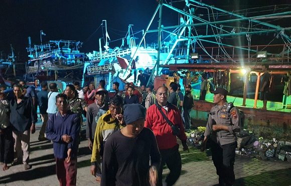 Nahkoda Kapal Soneta Selamat, Terpisah Dari 9 ABK Yang Bersandar Di Tegal