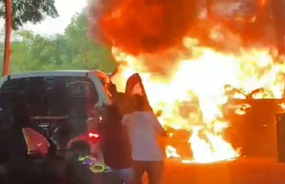 1 Mobil Dan Dua Motor RX King Terbakar Di Pantai Pasir Putih Wates, Berasal Dari Mana ??