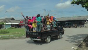 Tenaga kerja di Rembang dari sektor perikanan pulang, dengan diangkut mobil bak terbuka, baru-baru ini.