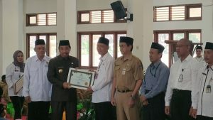 Bupati Rembang, Abdul Hafidz memberikan penghargaan kepada satuan kerja yang pencapaian zakat pegawainya 100 %.