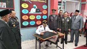 Bupati Rembang, Abdul Hafidz menuliskan harapannya kepada pihak Rutan, seusai penyerahan remisi, Sabtu (17/08).