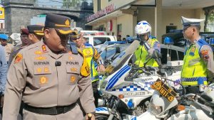 Kapolres Rembang, AKBP Suryadi mengecek kesiapan anggotanya yang akan mengamankan Pilkada.