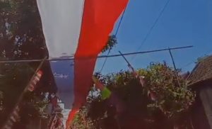 Bendera sepanjang 225 Meter terpasang di Gang Mujur Sidowayah Rembang.