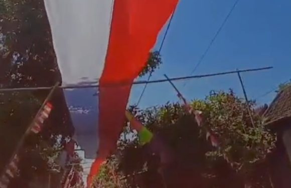 Keren!!! Jalan Ini Dihiasi Bendera Merah Putih Sepanjang Ratusan Meter