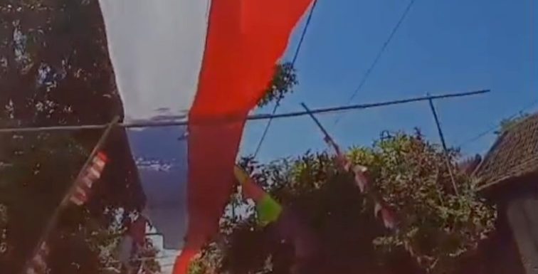 Keren!!! Jalan Ini Dihiasi Bendera Merah Putih Sepanjang Ratusan Meter
