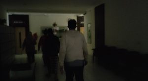 Pengunjung gedung DPRD Rembang melintas di lantai bawah yang gelap, Kamis pagi (15/08).