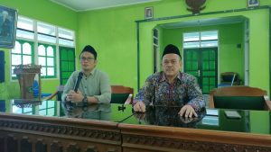 Ketua DPRD Rembang, Supadi (baju batik), hari Kamis (15/08) memberikan penjelasan, seusai bebas dari tahanan polisi Arab Saudi. Ia didampingi Ketua DPC PPP, Zaimul Umam. 