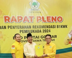 Harno menerima surat rekomendasi dari Partai Golkar. (Foto atas) Rekomendasi Hanura untuk pasangan Harmonis.