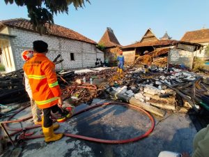 Petugas Damkar Rembang selesai melakukan pendinginan.