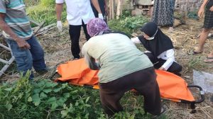 Jenazah korban dievakuasi dari TKP. 
