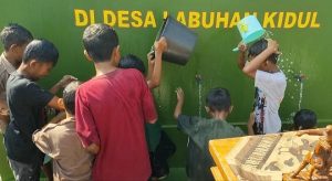 Anak – anak di Desa Labuhan Kidul mandi dari sumur bor, hasil program TMMD. (Foto atas) Jembatan yang menghubungkan Labuhan Kidul dengan Desa Bendo.