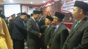 Bupati Rembang, Abdul Hafidz berjabat tangan dengan anggota DPRD usai pelantikan, Selasa (20/08).