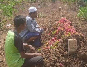 Pemakaman jenazah korban. (foto atas) Aparat Polsek Kragan cek TKP.