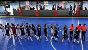 Tim futsal Jateng U-41 keatas, berjabat tangan dengan tim futsal Jawa Timur, Rabu (21/08).