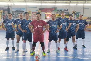 Tim futsal Jawa Tengah U-27. (foto atas) tim futsal Jateng U-40, mendengarkan arahan dari pelatih.