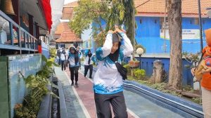 Pegawai dan warga binaan di Rutan Rembang, berlarian menuju ke tengah lapangan, saat terjadi “bencana gempa bumi”.