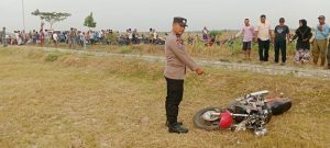 Sepeda motor dengan posisi korban terpisah cukup jauh di TKP pinggir jalan antara Dresi Kulon – Sumber, Jum’at pagi.
