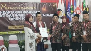 Pendaftaran pasangan Vivit – Umam dinyatakan diterima pihak KPU Rembang, Kamis malam (29/08). Proses pemeriksaan berkas, baru selesai menjelang tengah malam.