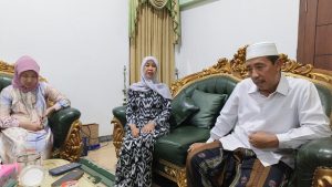Calon Bupati Rembang, Vivit Dinarini Atnasari saat bertemu dengan Abdul Hafidz dan isterinya. 