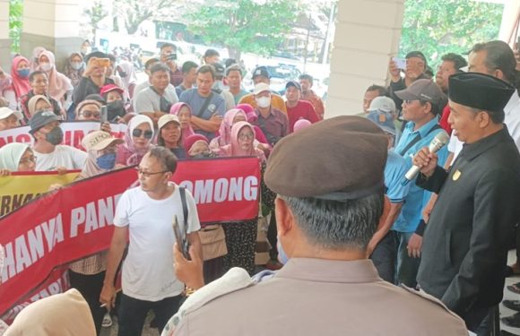 Janji Tak Kunjung Ditepati, Nasabah BMT Harum Geruduk Gedung DPRD