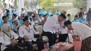 Calon Wakil Bupati, Moch. Hanies Cholil Barro’ berjabat tangan dengan calon Wakil Bupati, Zaimul Umam Nursalim. Keduanya menunjukkan sikap saling menghormati satu sama lain.