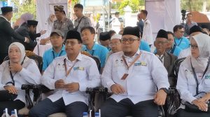 Pasangan calon Harmonis bersama isteri dan didampingi Tim Pemenangan.