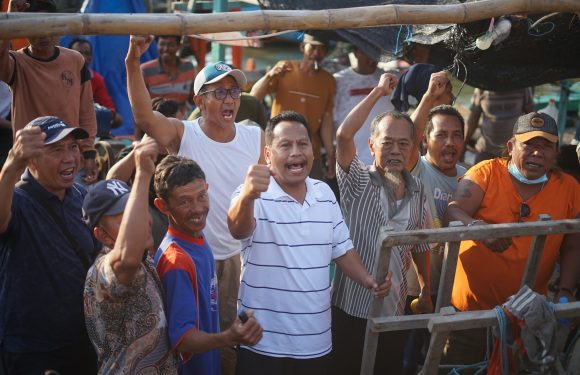 Pakai Sandal Jepit, Cabup Harno Sapa Warga Di Kampung Nelayan Tasikagung