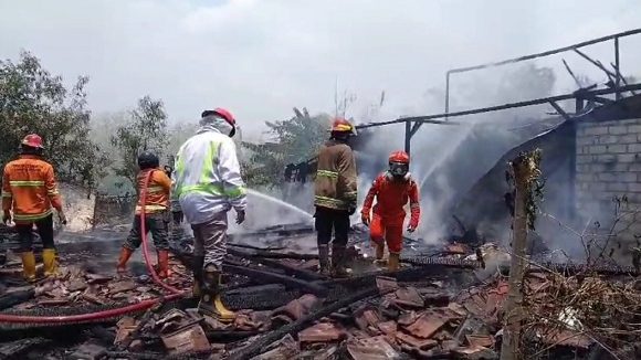 Rumah Dibakar, Terduga Pelaku Langsung Dibawa Ke Rumah Sakit