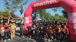 Wakil Bupati Rembang, Moch. Hanies Cholil Barro’ mengibarkan bendera start, dalam lomba lari pelajar, Senin (09/09).