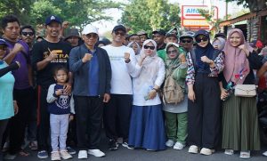 Mbak Vivit – Gus Umam bersama sejumlah tokoh ikut jalan sehat, Minggu pagi (22/09).