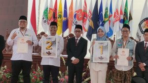 Dua pasangan calon Bupati dan Wakil Bupati Rembang menunjukkan nomor urut masing-masing, seusai pengundian di halaman Kantor KPU Rembang, Senin (23/09).