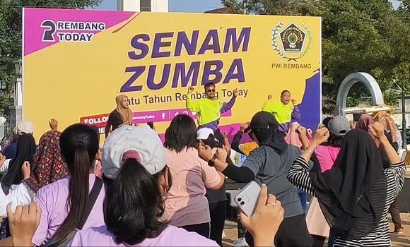 1 Tahun Rembang Today, Ratusan Orang Memadati Senam Zumba Di Alun-Alun Rembang