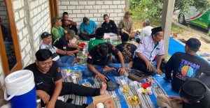 Suasana silaturahmi sopir mobil ambulans di Desa Sridadi, Rembang, Minggu (01/09).